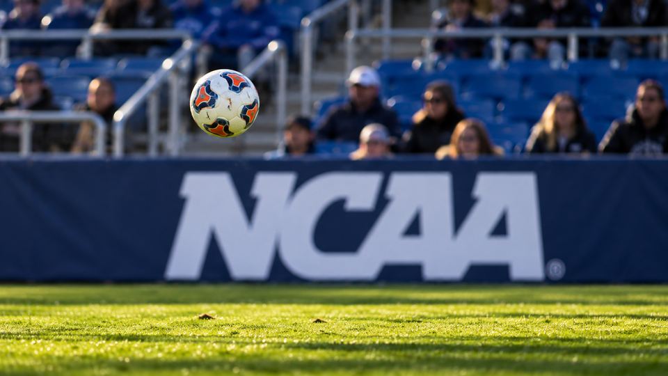 Balón en un partido de fútbol universitario NCAA